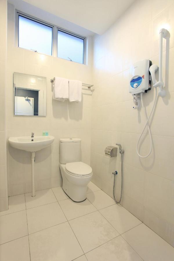 Wan Loong Hotel Pontian Kecil Exterior photo