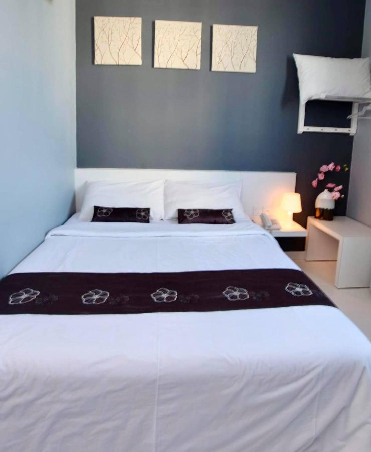 Wan Loong Hotel Pontian Kecil Exterior photo