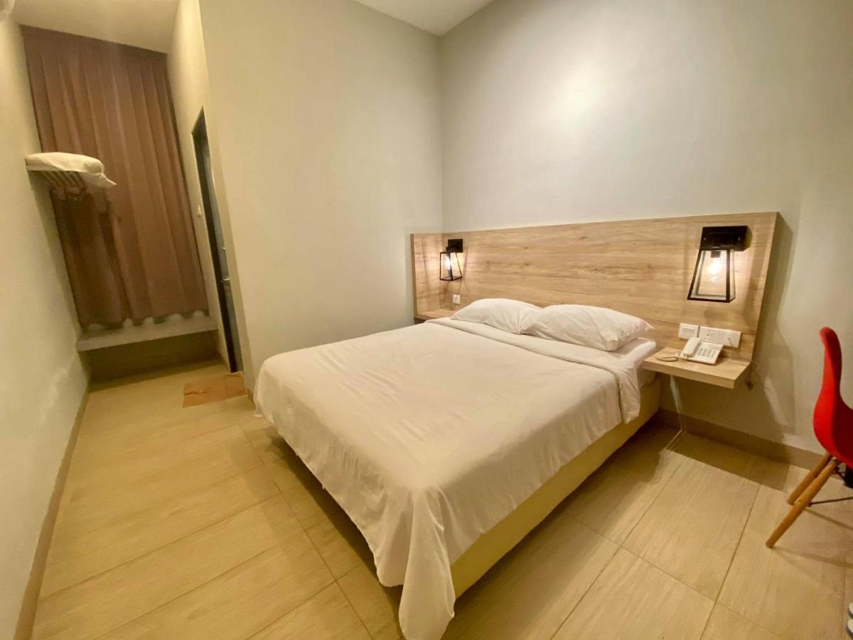 Wan Loong Hotel Pontian Kecil Exterior photo